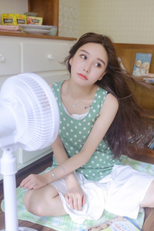 《年轻女教师》hd在线